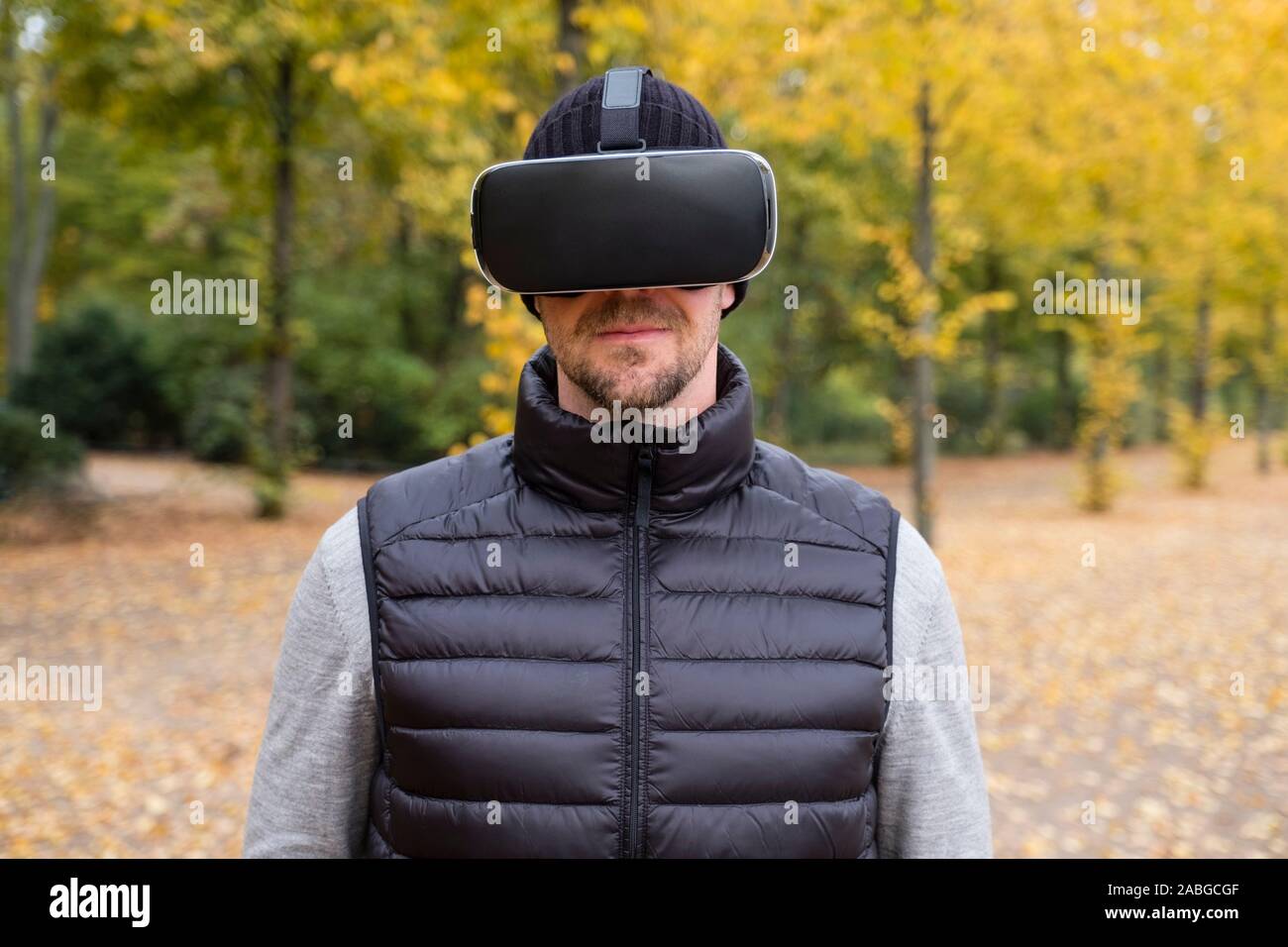 Man wearing VR virtual reality headset Stock Photo
