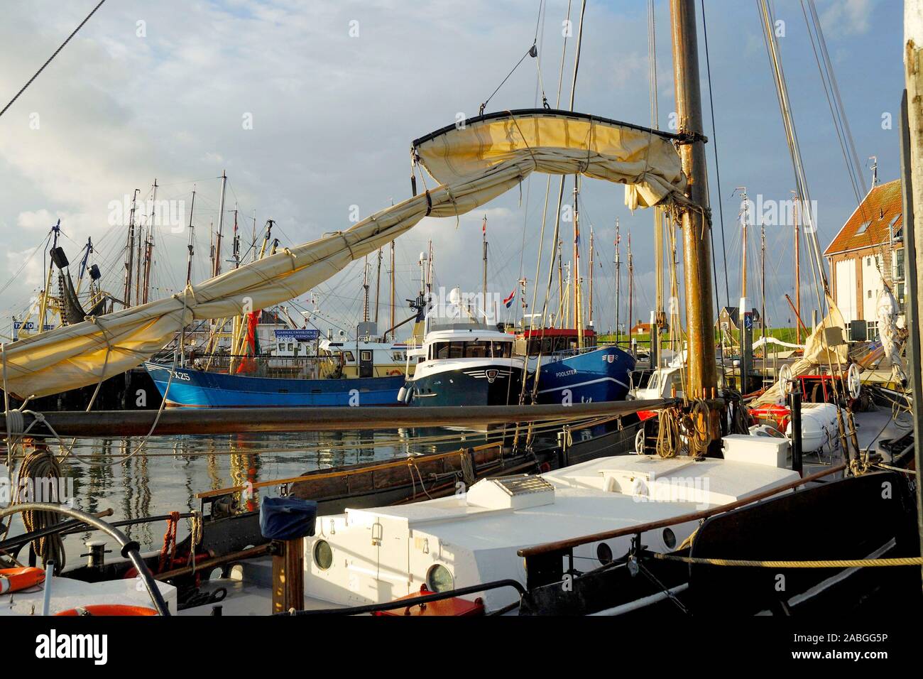 Fischerboote im Hafen von Texel Stock Photo - Alamy