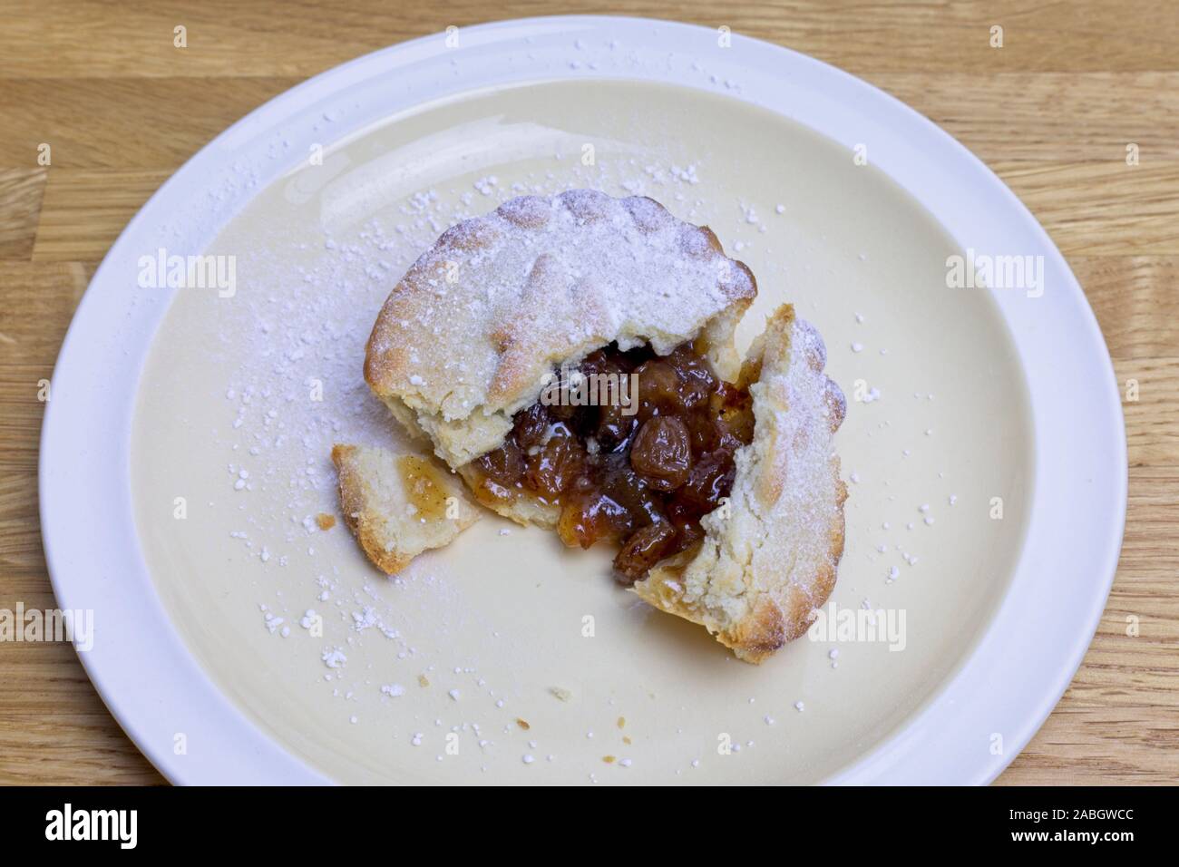 Deep filled mince pie cut open with a dusting of icing sugar Stock ...
