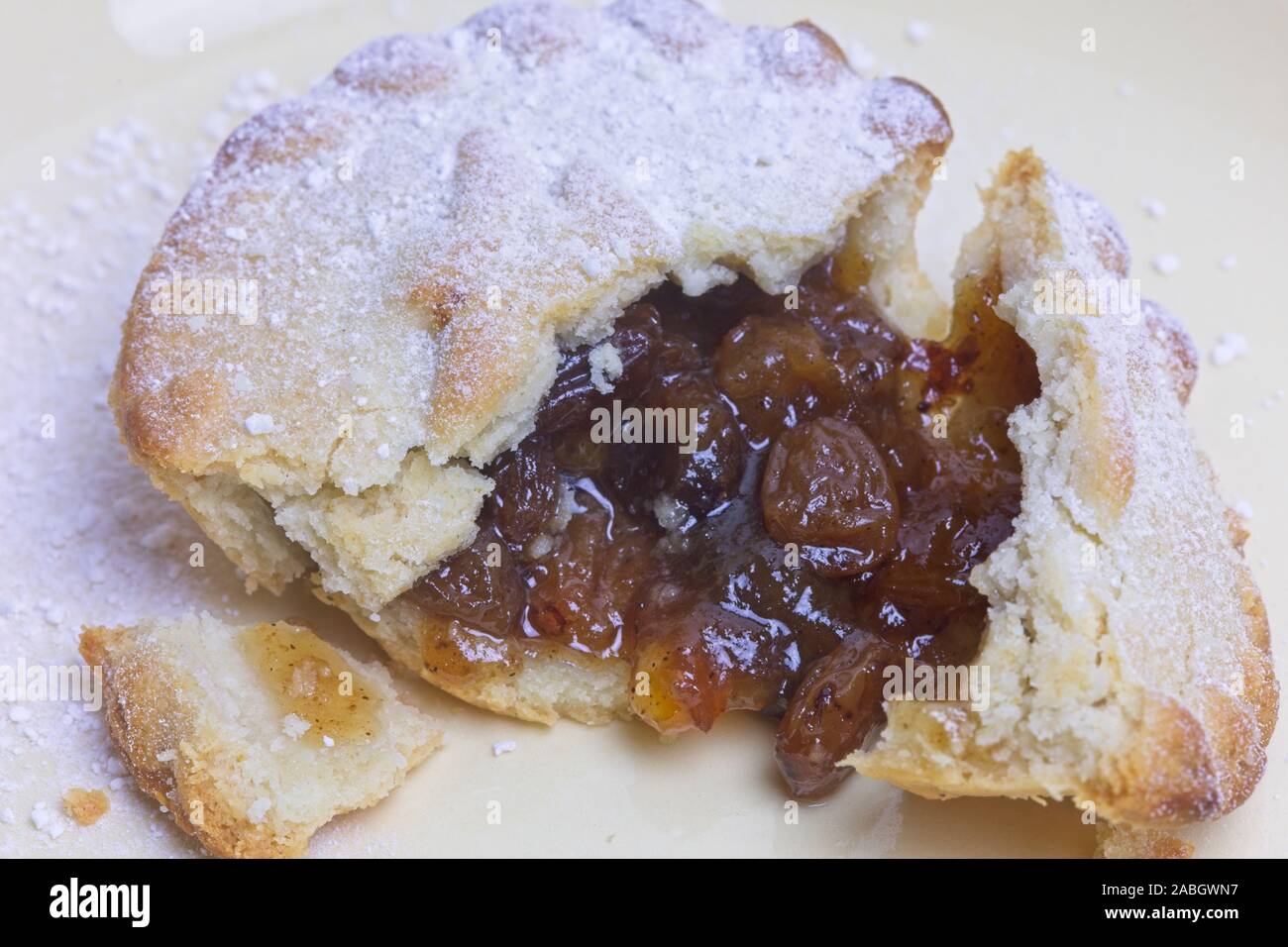 Deep filled mince pie cut open with a dusting of icing sugar Stock ...