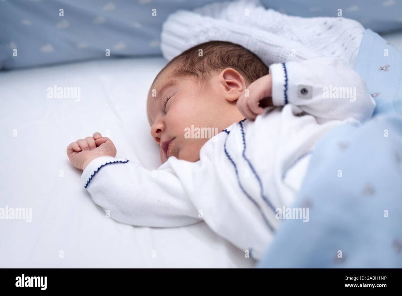 К чему снится новорожденный ребенок во сне. Спящий ребенок. Сон новорожденного. Ночной сон новорожденного.