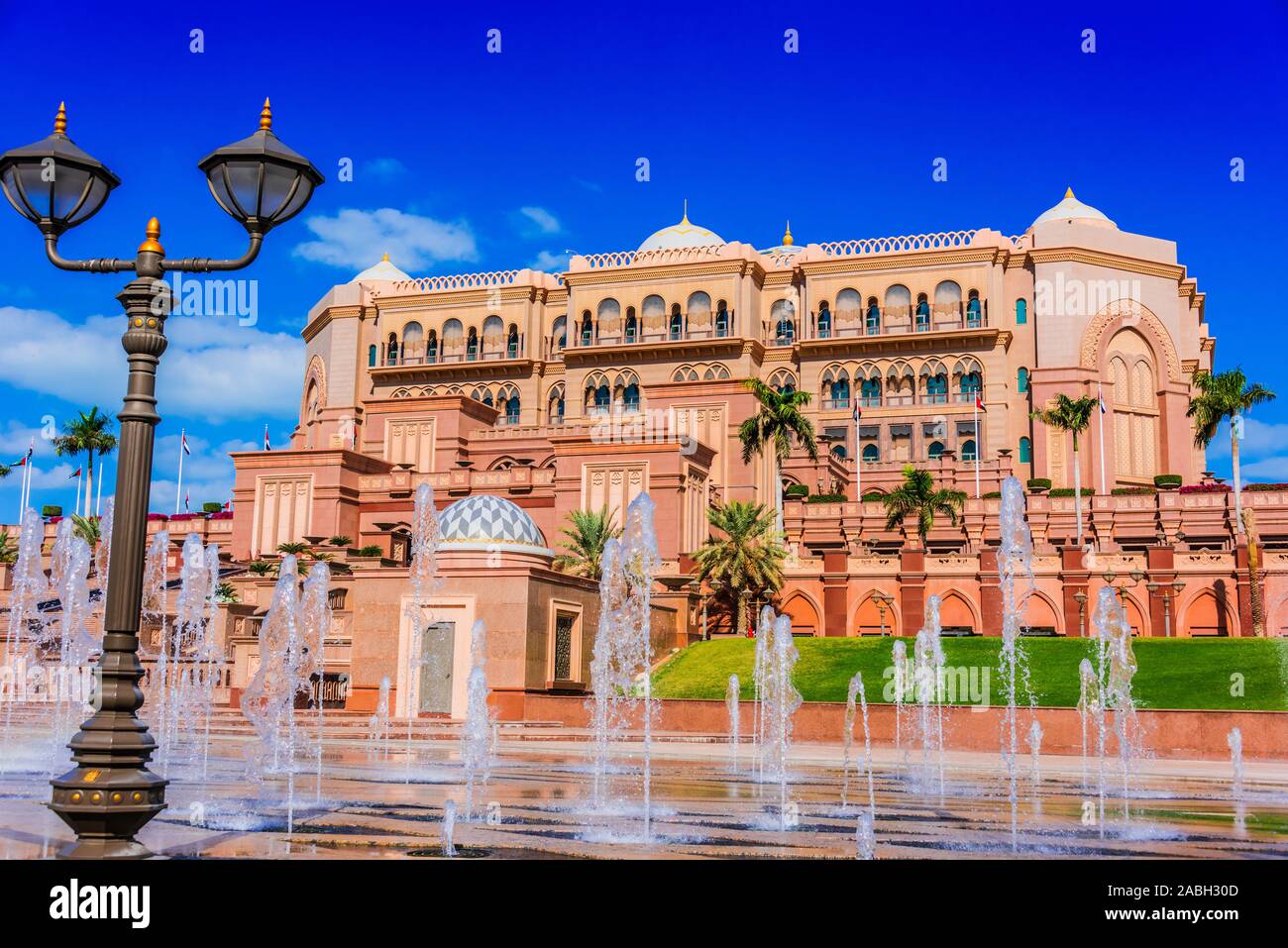 Emirates palace kempinski hotel hi-res stock photography and images - Alamy