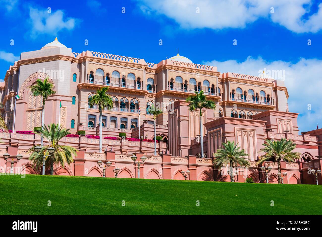 Emirates palace kempinski hotel hi-res stock photography and images - Alamy
