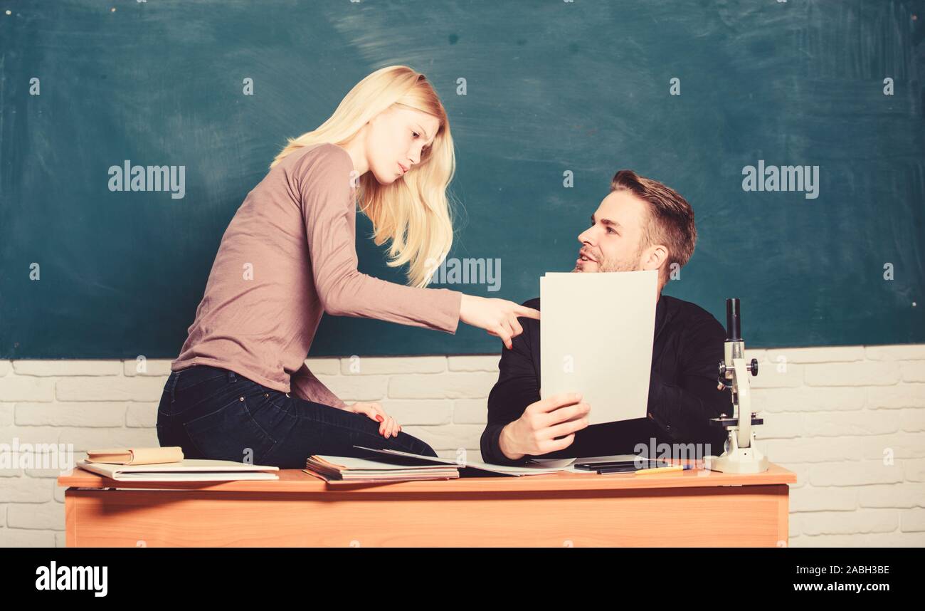 Досрочные экзамены 2022. Преподаватель и студентка. Студент на экзамене. Устный экзамен в вузе. Старый препод и студентка.