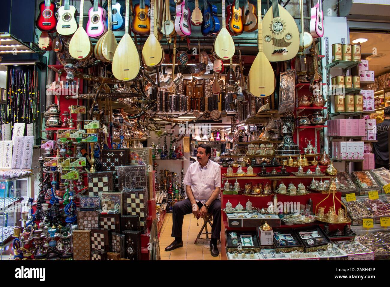 Istanbul: Turkish seller of music instruments and souvenir inside the ...