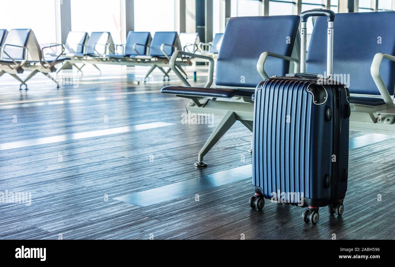 https://c8.alamy.com/comp/2ABH596/small-plastic-travel-suitcase-in-the-airport-hall-2ABH596.jpg