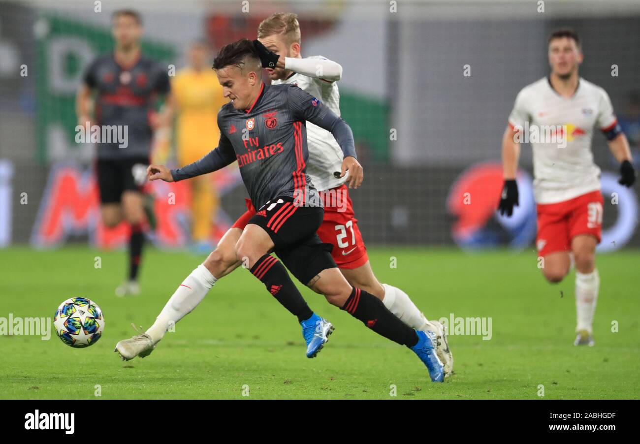 Leipzig, Germany. 27th Nov, 2019. Soccer: Champions League, RB Leipzig - Benfica Lisbon, Group stage, Group G, 5th matchday. Benficas Franco Cervi (l) and Leipzig's Konrad Laimer fight for the ball. Credit: Jan Woitas/dpa/Alamy Live News Stock Photo