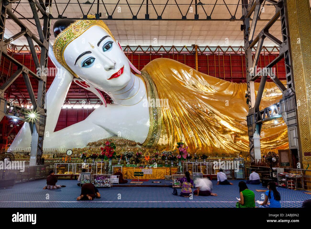 Chaukhtatgyi (Chauk-htat-gyi) Paya, Yangon, Myanmar Stock Photo - Alamy