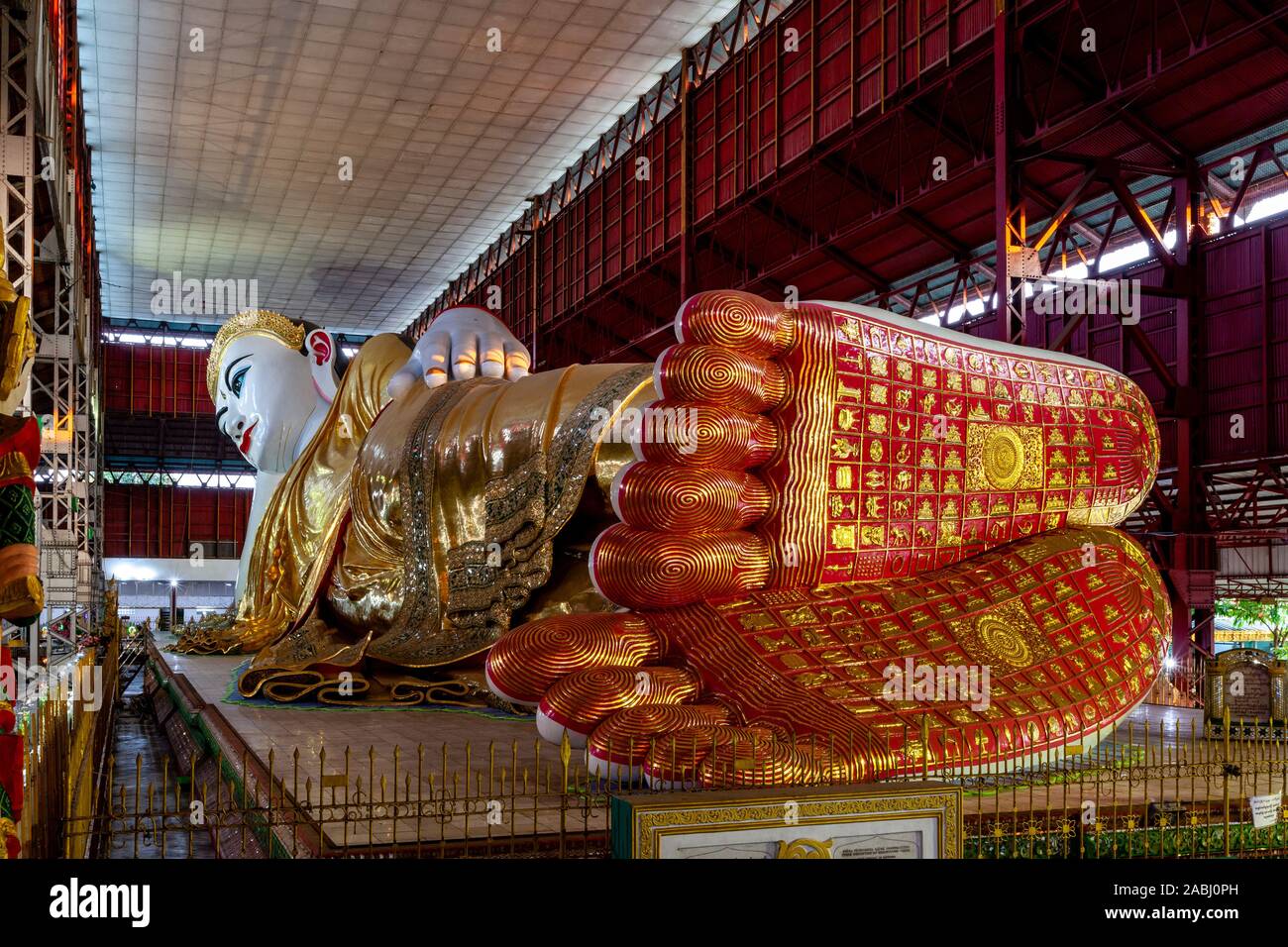 Chauk htat gyi buddha temple hi-res stock photography and images - Alamy