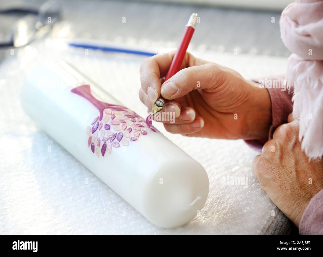 auteur weg te verspillen dienblad Kempten, Germany. 22nd Nov, 2019. A church candle is artfully decorated by an employee of the candle manufactory Engels. The family business with about 70 employees produces luxury and lifestyle candles, but auteur weg te verspillen dienblad Kempten, Germany. 22nd Nov, 2019. A church candle is artfully decorated by an employee of the candle manufactory Engels. The family business with about 70 employees produces luxury and lifestyle candles, but