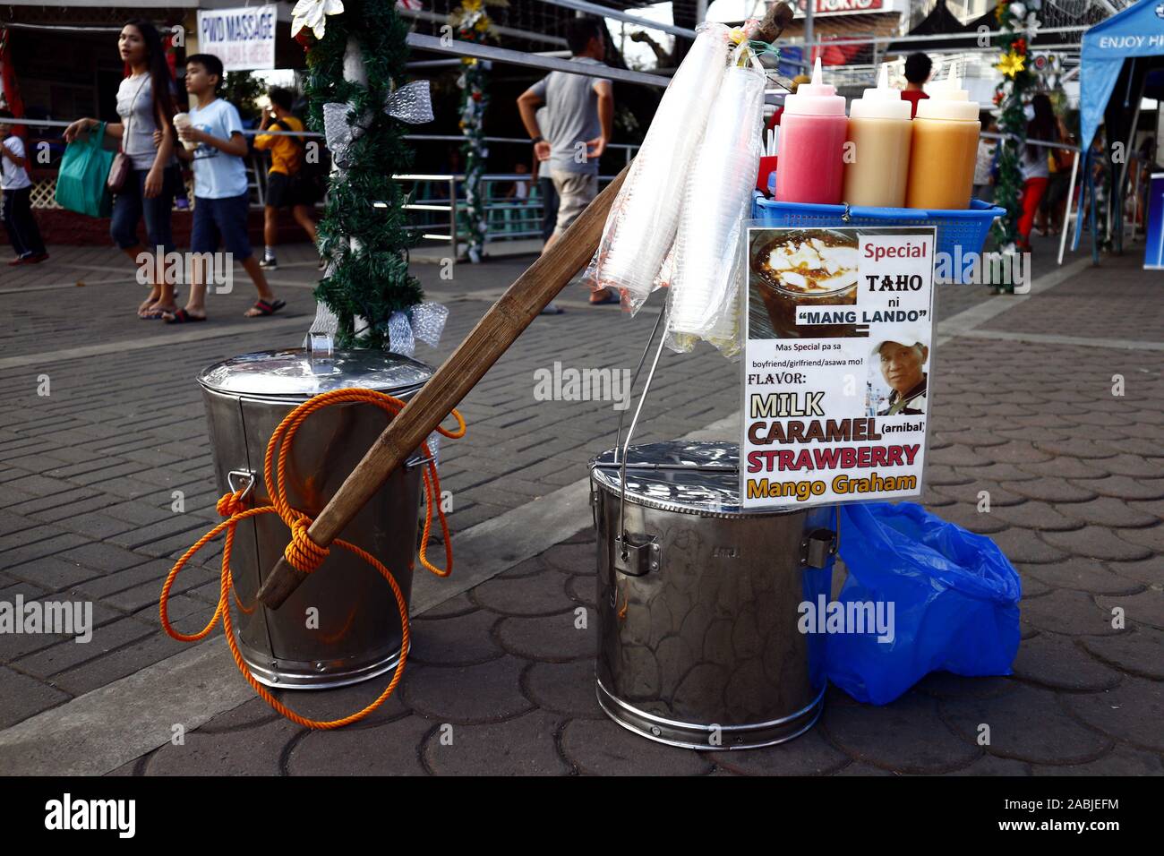 https://c8.alamy.com/comp/2ABJEFM/antipolo-city-philippines-november-26-2019-taho-or-soy-bean-curd-container-of-a-taho-vendor-at-a-public-park-2ABJEFM.jpg