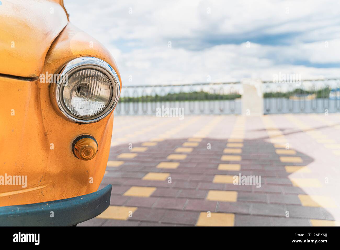 Yellow retro car hi-res stock photography and images - Alamy