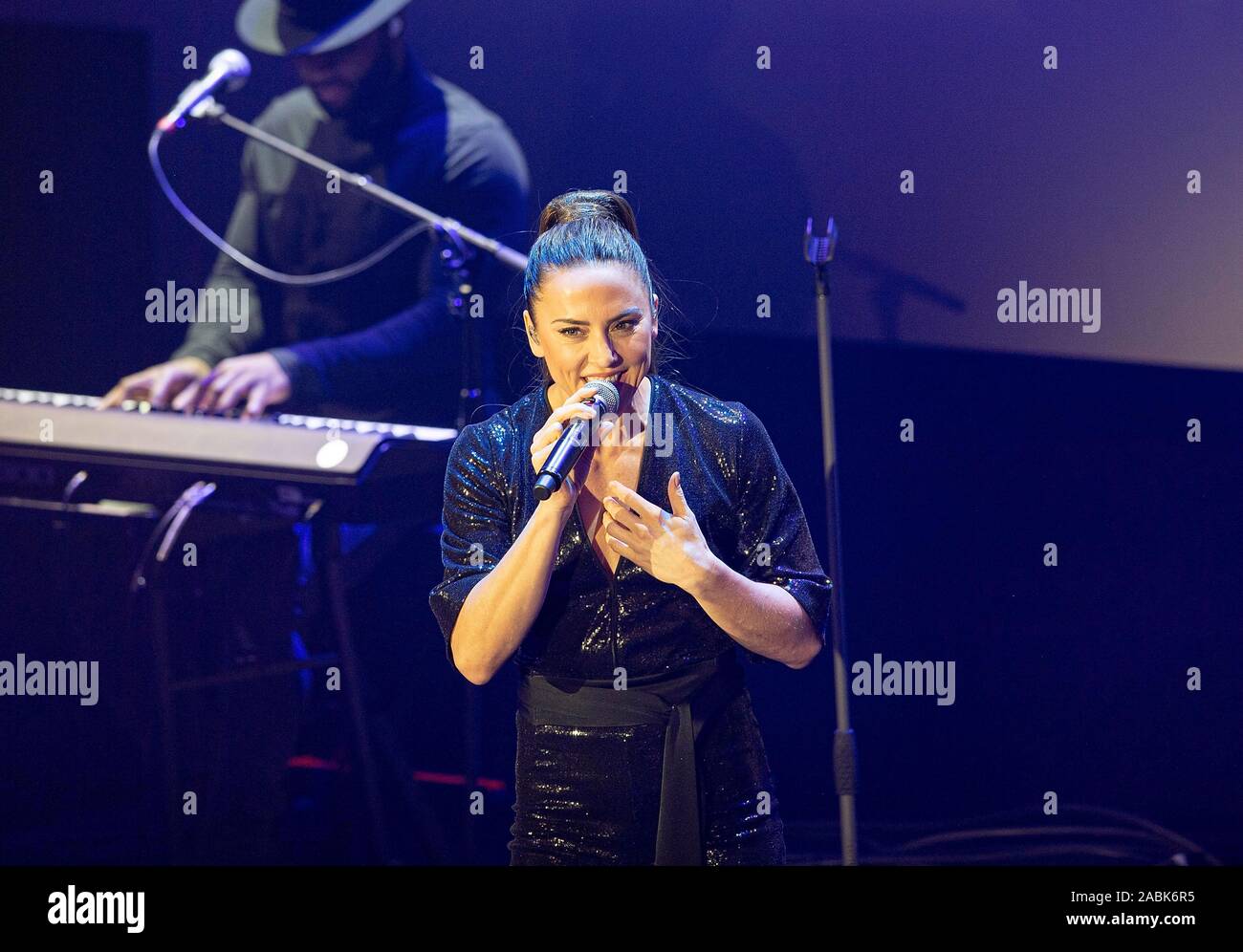 Melanie "Mel" C, Melanie Jayne Chisholm (GBR, Singer Spice Girls) sings