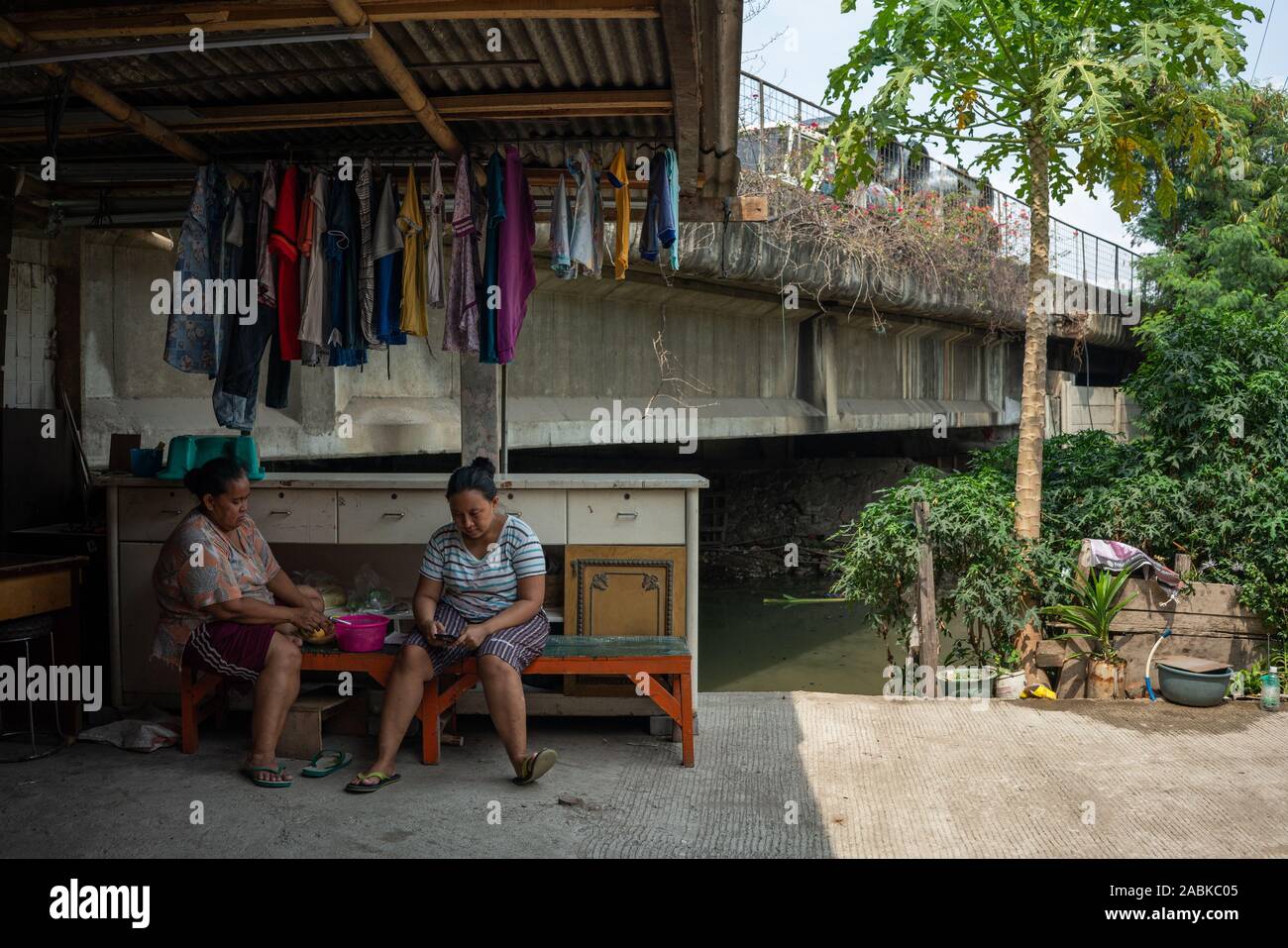 Jakarta ciliwung riverbank hi-res stock photography and images - Alamy