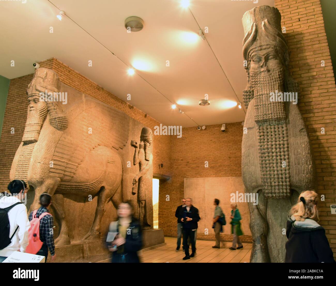 London, UK. 06th Sep, 2019. Gatekeeper figures from the palace of the Assyrian ruler Sargon II in Khorsabad. Ruins of the palace from the 8th century BC were destroyed by the ISS in 2015. Credit: Waltraud Grubitzsch/dpa-Zentralbild/ZB/dpa/Alamy Live News Stock Photo
