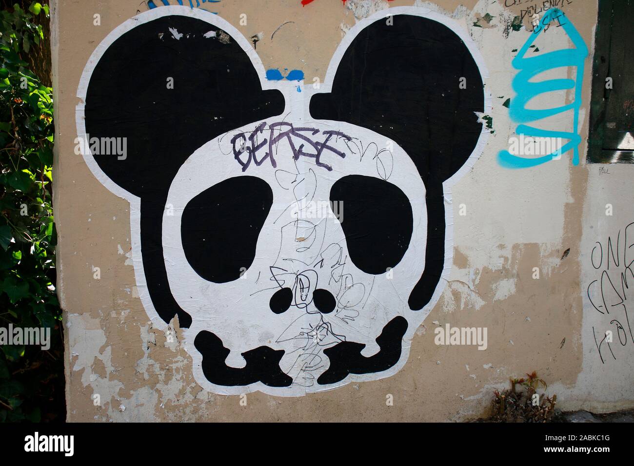 Mickey street art hi-res stock photography and images - Alamy, image size:1300x956
