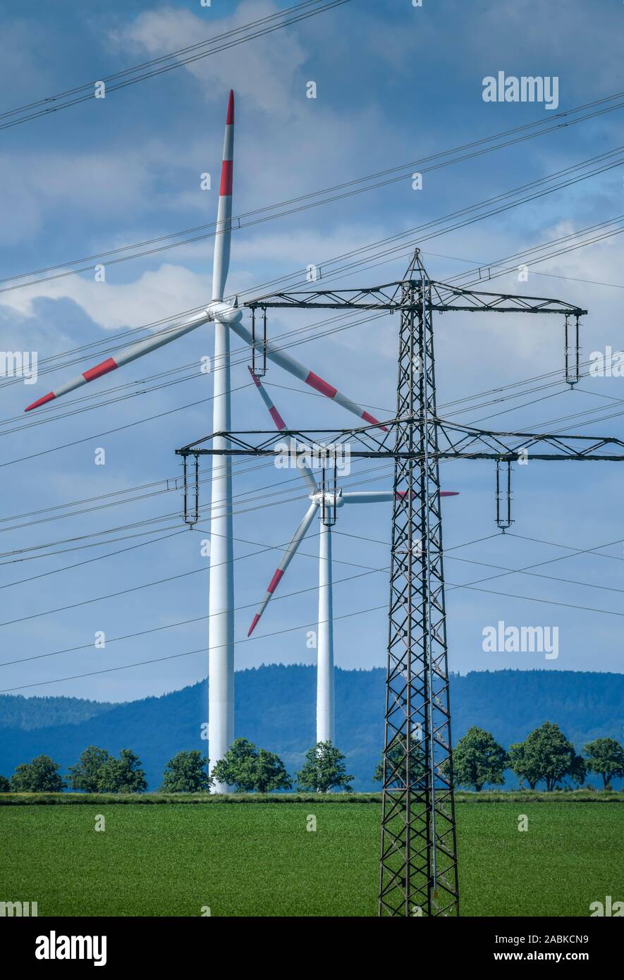 Windräder und Strommasten nahe Springe, Niedersachsen, Deutschland Stock Photo