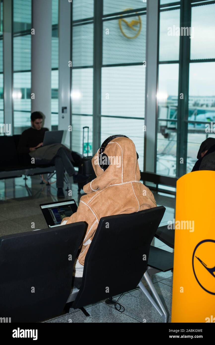 Airport waiting area 2018 hi-res stock photography and images - Alamy