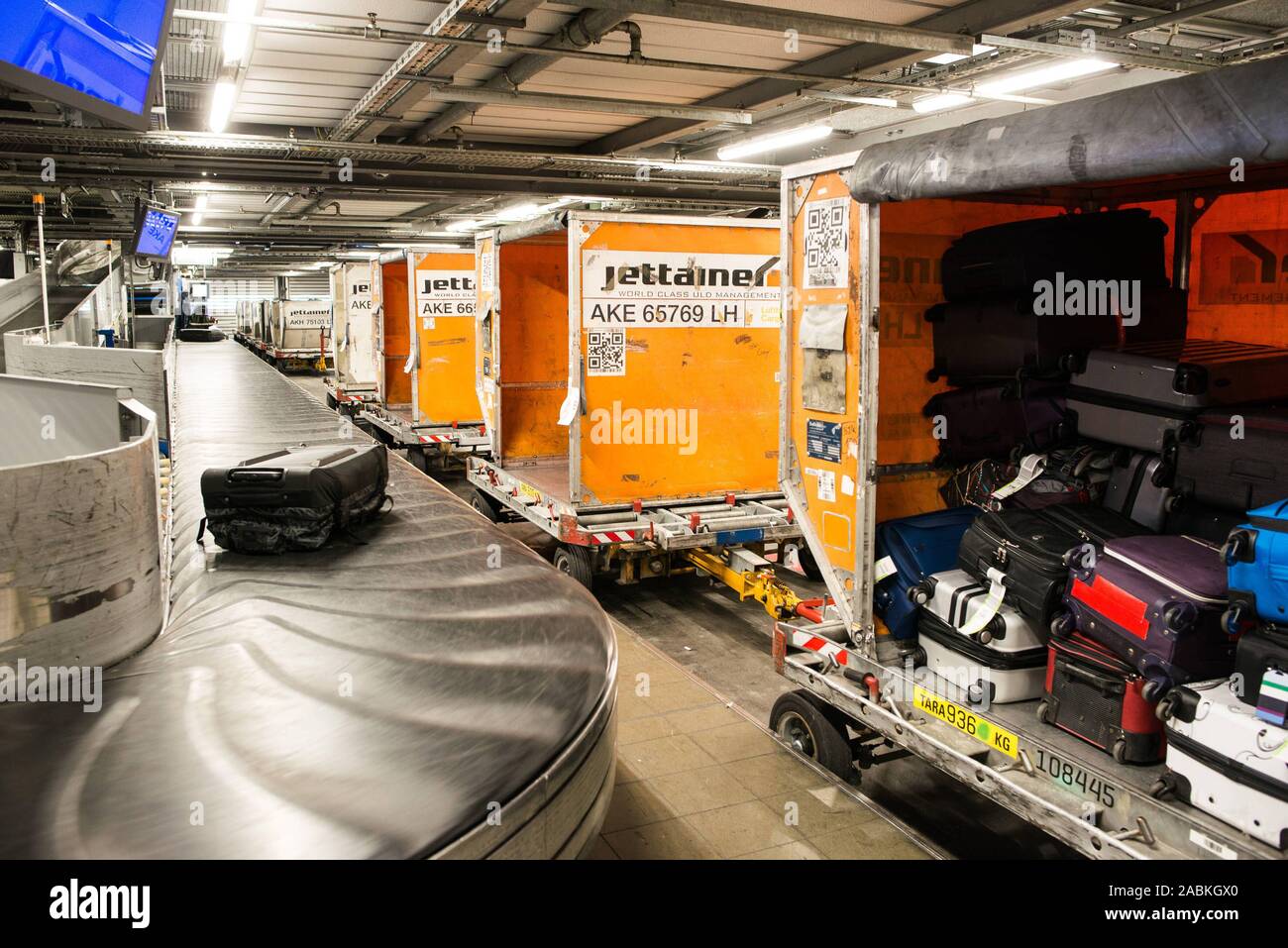 Behind the scenes of baggage handling at Munich Airport. [automated