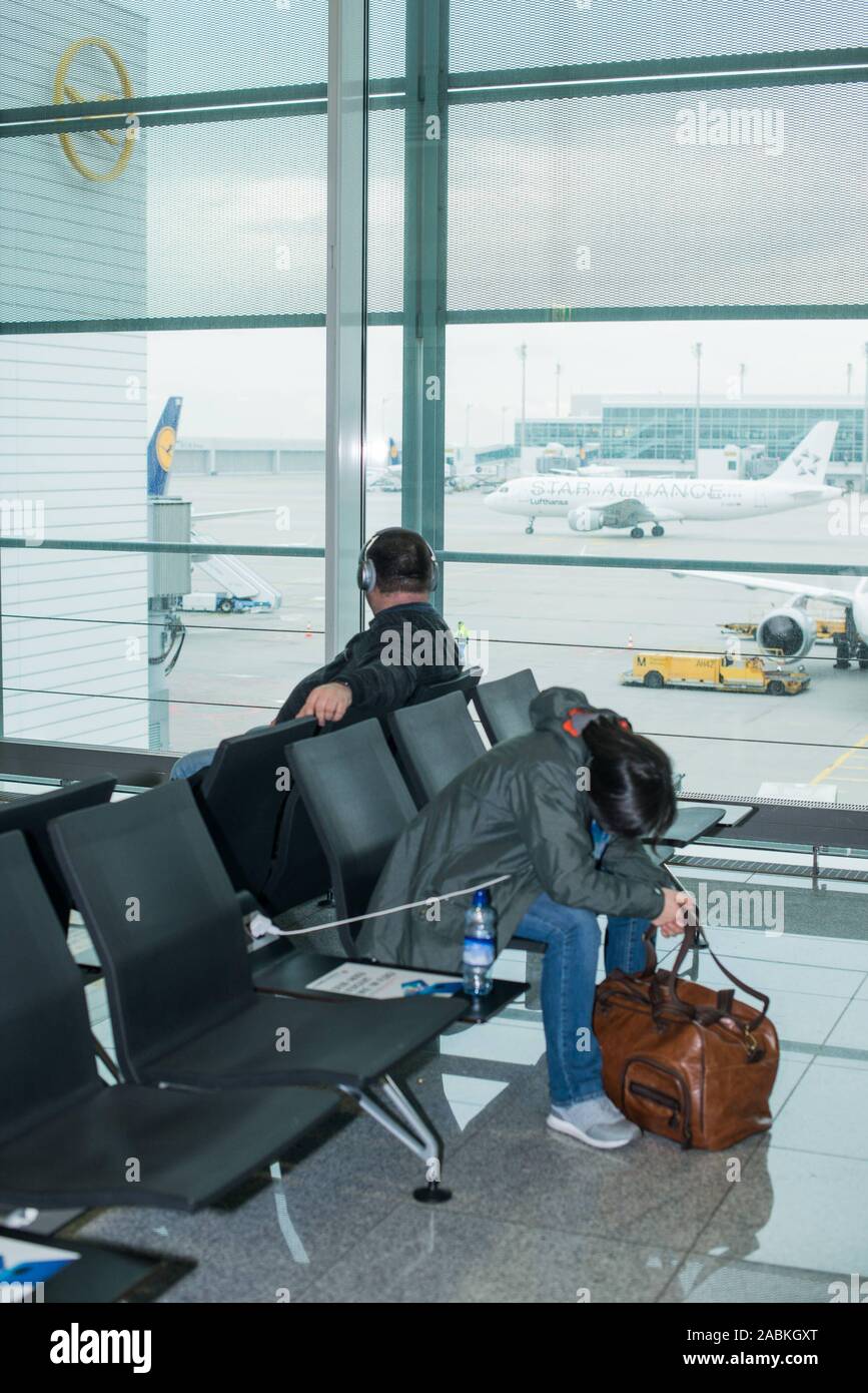 Airport waiting area 2018 hi-res stock photography and images - Alamy