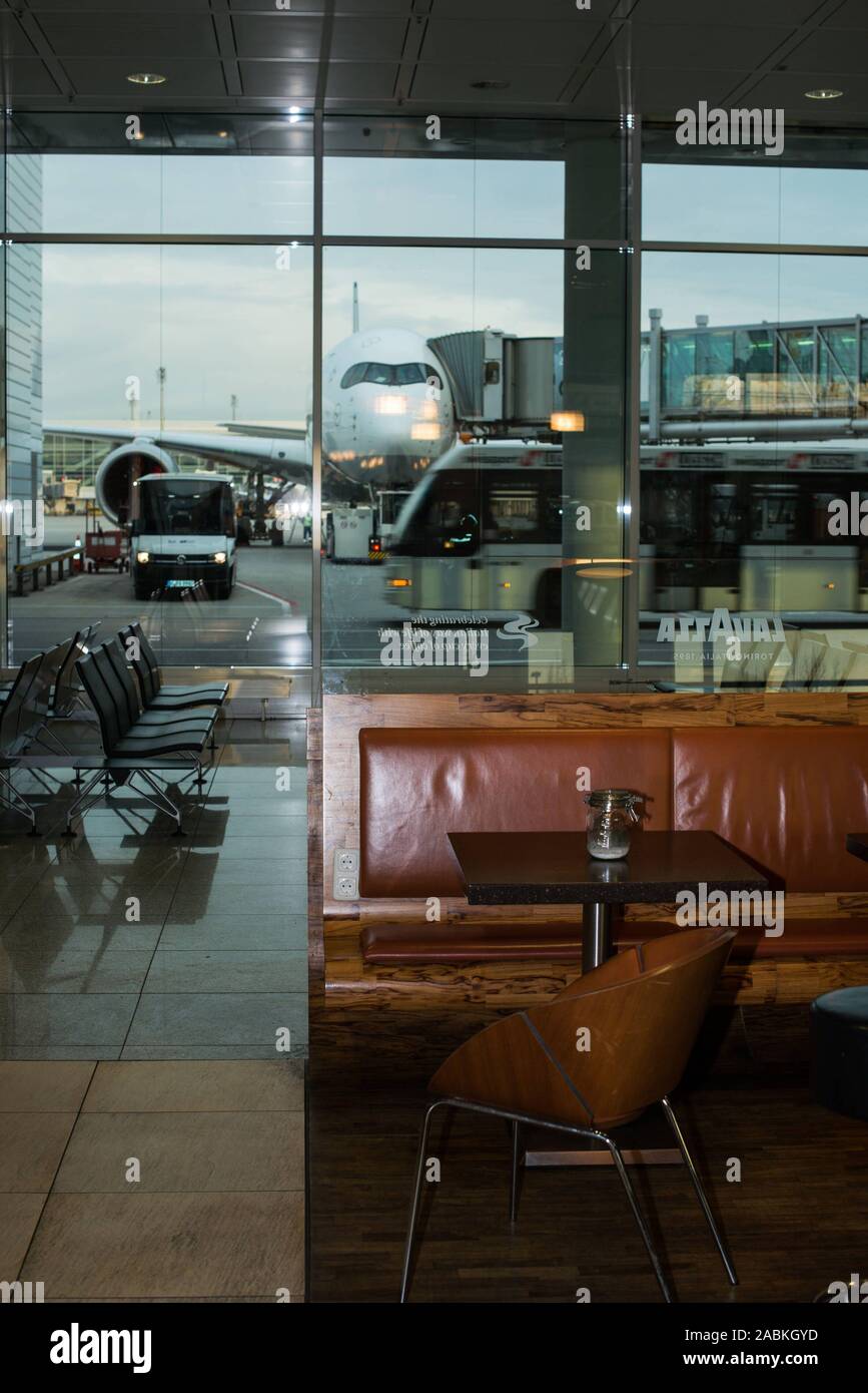 Airport waiting area 2018 hi-res stock photography and images - Alamy