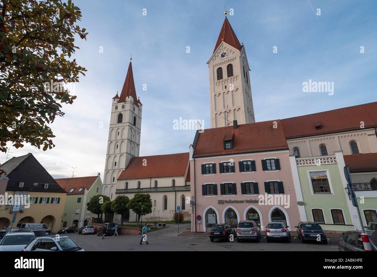 The Auf-dem-Plan-Platz with the church tower of the Sankt Kastulus  cathedral (right) and the Sankt Johannes church in Moosburg an der Isar.  [automated translation] Stock Photo - Alamy