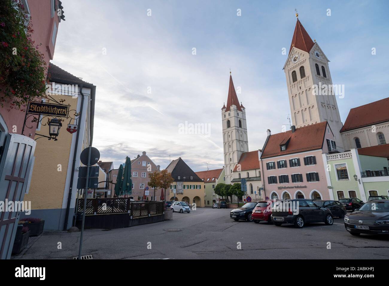 The Auf-dem-Plan-Platz with the church tower of the Sankt Kastulus  cathedral (right) and the Sankt Johannes church in Moosburg an der Isar.  [automated translation] Stock Photo - Alamy