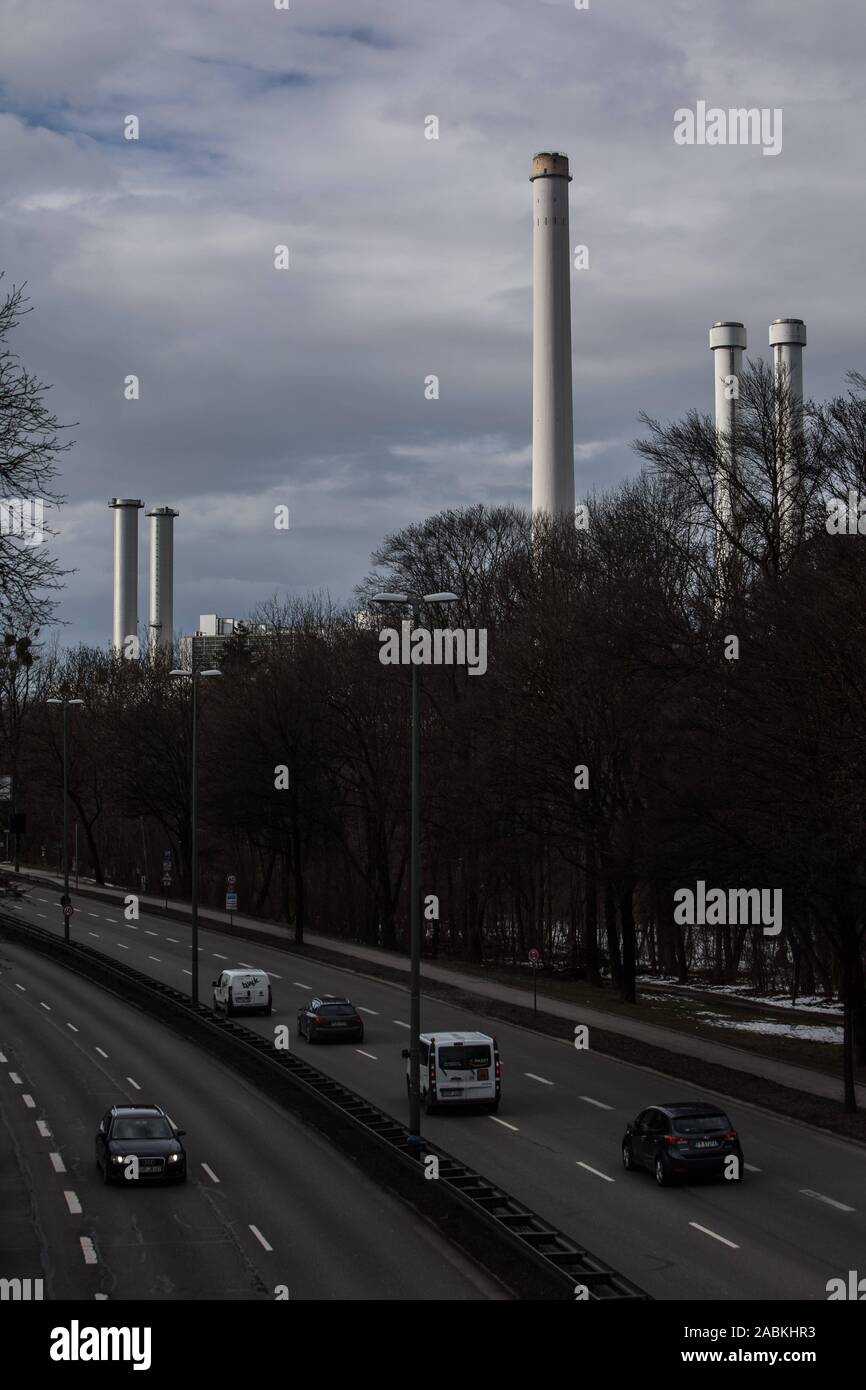 The South combined heat and power plant of Stadtwerke München (SWM) in  Sendling. In the foreground the middle ring. [automated translation] Stock  Photo - Alamy