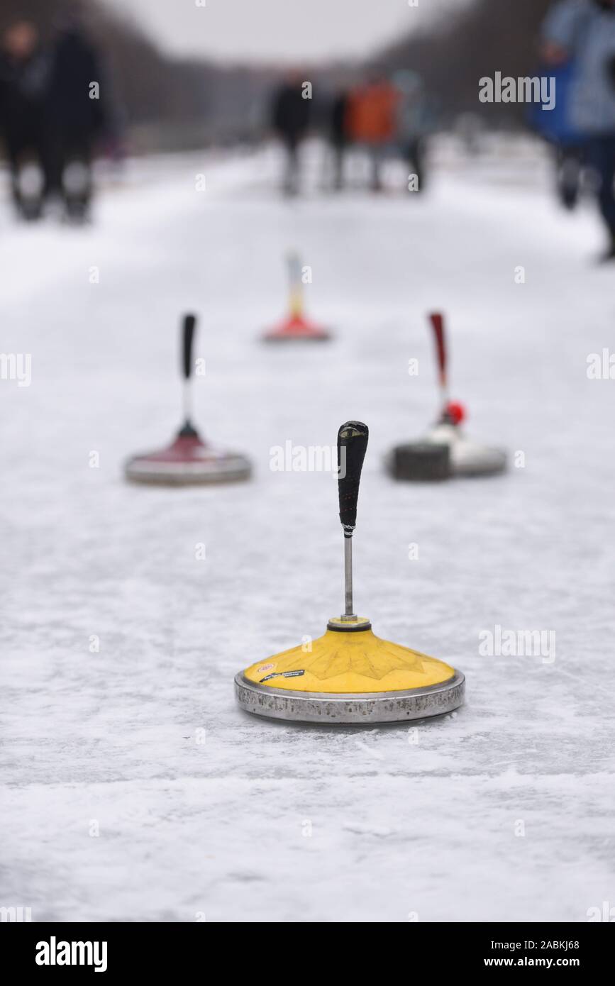 Winter sports enthusiast curling on the frozen Nymphenburg castle canal. [automated translation] Stock Photo
