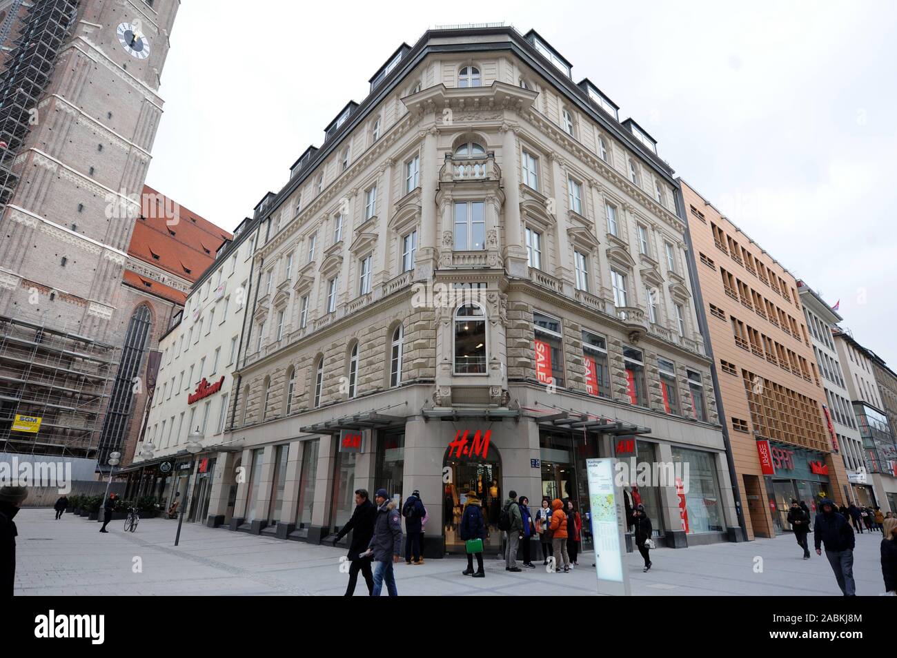 Branch of the Swedish fashion chain H and M (Hennes and Mauritz) at  Kaufingerstrasse 24 in Munich's pedestrian zone. [automated translation]  Stock Photo - Alamy