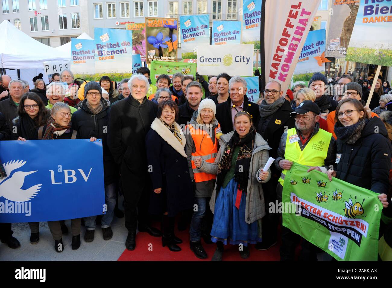 Opening event of the petition for a referendum 'Biodiversity - Save the bees' with numerous Bavarian celebrities on Marienplatz in front of the Munich Town Hall. The picture shows Lord Mayor Dieter Reiter (SPD, centre), actors Udo Wachtveitl and Heinz-Josef Braun, director Markus H. Rosenmüller, cabaret artist Hannes Ringelstetter, presenter Nina Eichinger and Green politician Katrin Habenschaden, surrounded by activists. [automated translation] Stock Photo