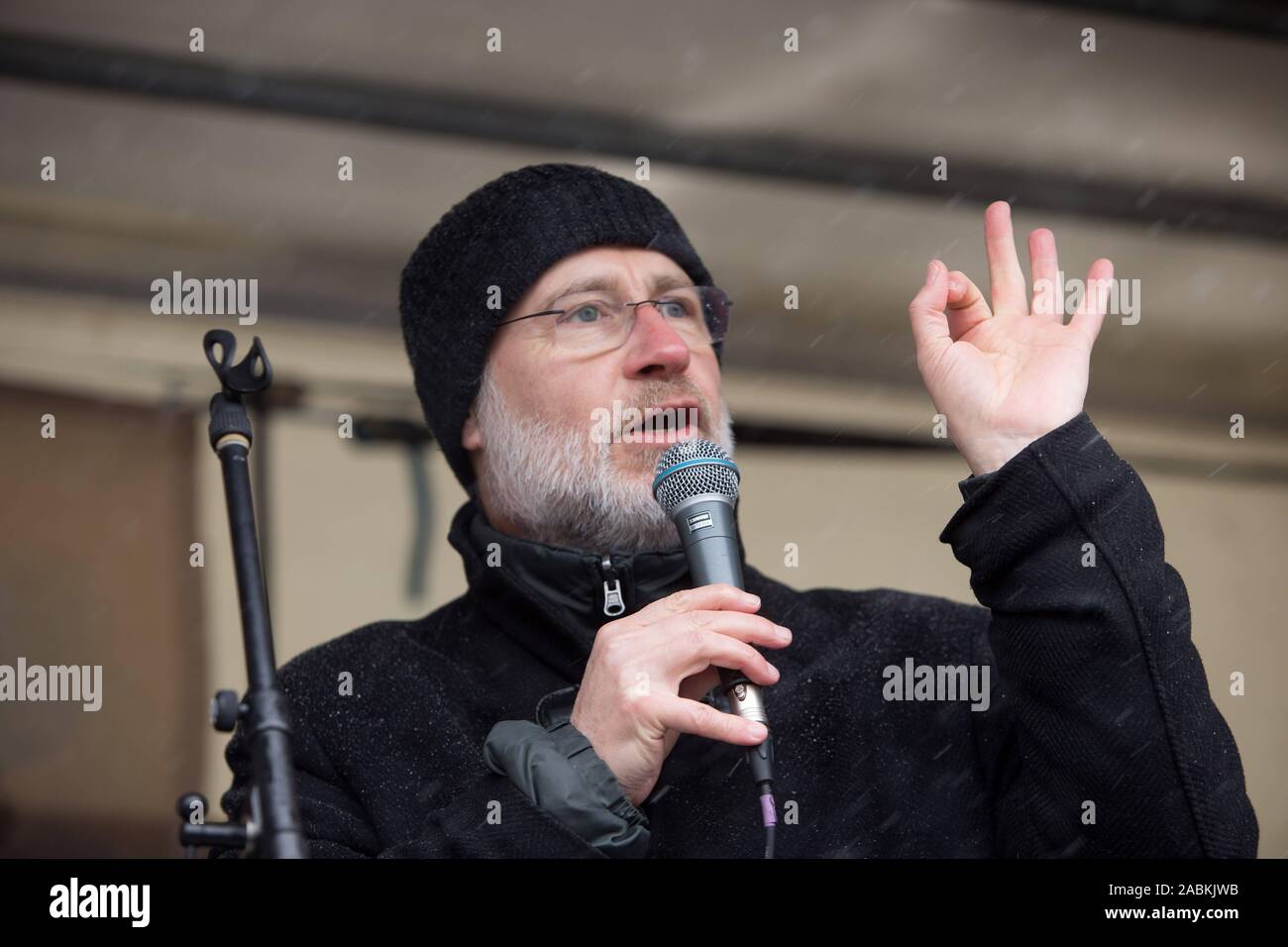 Guest speaker Harald Lesch speaks at a rally of the pro-European citizens' movement 'Pulse of Europe' at the Max-Joseph-Platz in Munich. [automated translation] Stock Photo