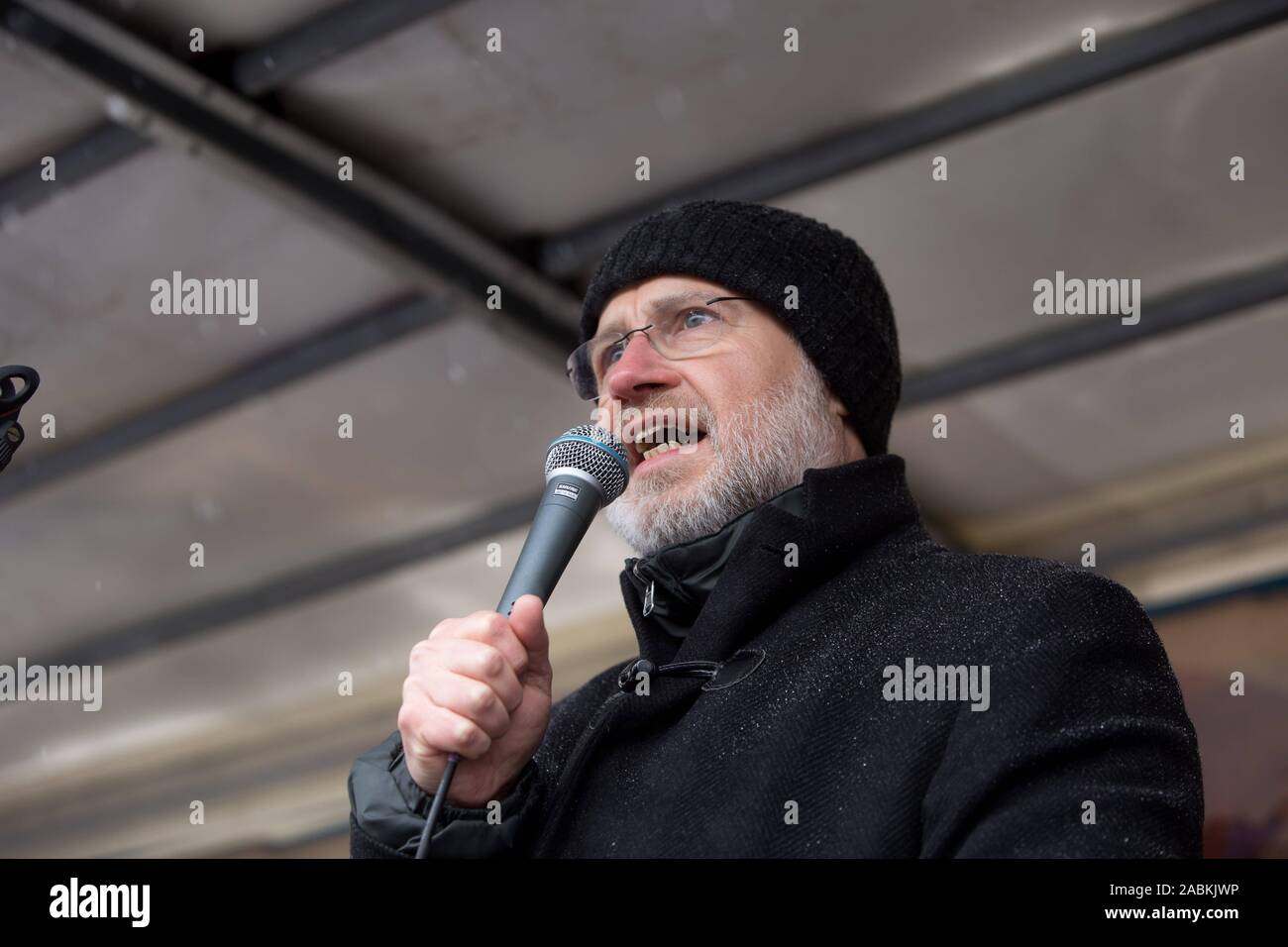 Guest speaker Harald Lesch speaks at a rally of the pro-European citizens' movement 'Pulse of Europe' at the Max-Joseph-Platz in Munich. [automated translation] Stock Photo