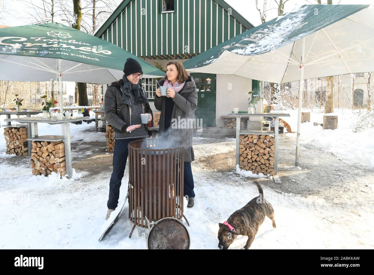 The leaseholders Dürr in front of their kiosk 'Fräulein Grüneis' at the edge of the English Garden in Munich. [automated translation] Stock Photo