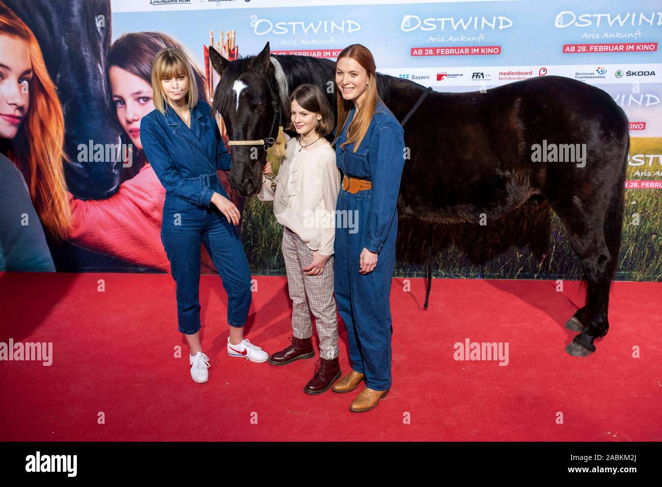 The actresses Hanna Binke (l.) and Luna Paiano from the film 'Ostwind - Aris Ankunft' pose with director Theresa von Eltz (r.) and the stallion Ostwind on the red carpet on Sunday, February 18, 2019 in the Equilaland in Munich (Upper Bavaria). [automated translation] Stock Photo