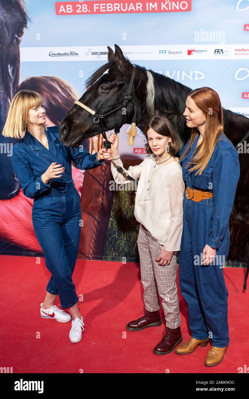 The actresses Hanna Binke (l.) and Luna Paiano from the film 'Ostwind - Aris Ankunft' pose with director Theresa von Eltz (r.) and the stallion Ostwind on the red carpet on Sunday, February 18, 2019 in the Equilaland in Munich (Upper Bavaria). [automated translation] Stock Photo
