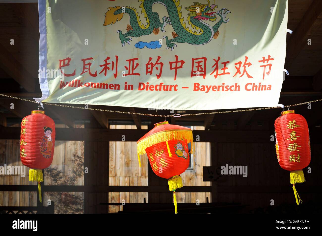 At the 'Dietfurt Chinese Carnival' the small town Dietfurt a.d.Altmühl transforms every year on the absurd Thursday from the early morning hours into the night into a colourful Bavarian-China empire. Under the motto 'Kille Wau und Fu-Gao-Di - nach Bayrisch China muss ma hie!' the carnival procession with real and fake Chinese in approx. 45 groups will take place at 14.00 hrs through the city. [automated translation] Stock Photo