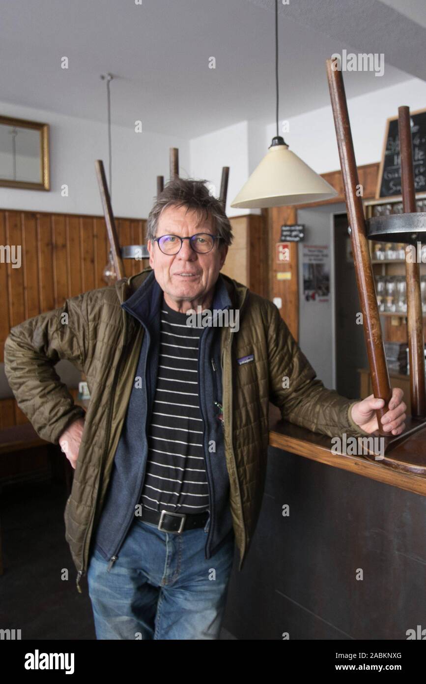 The filmmaker and pub owner Wolfgang Ettlich in his restaurant 'Neukölln' in Clemensstraße 82 in Schwabing, which is held in the style of a Berlin district pub. [automated translation] Stock Photo
