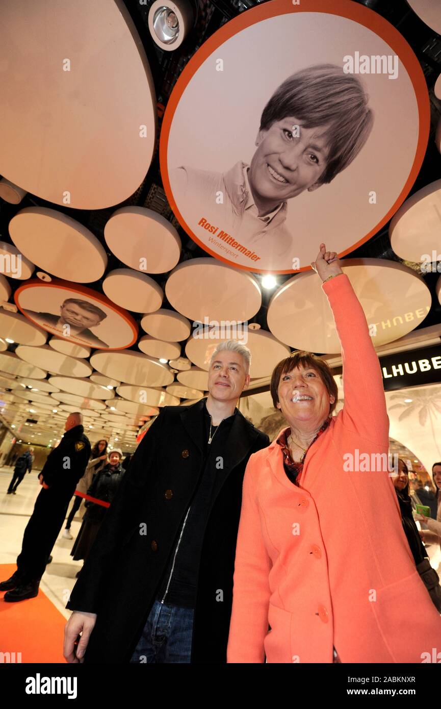 New additions to the 'Sky of Fame' to honour prominent personalities on the ceiling of the shopping arcade in the Stachus mezzanine. In the picture cabaret artist Michael Mittermeier and ski legend Rosi Mittermaier unveiling their portraits. [automated translation] Stock Photo