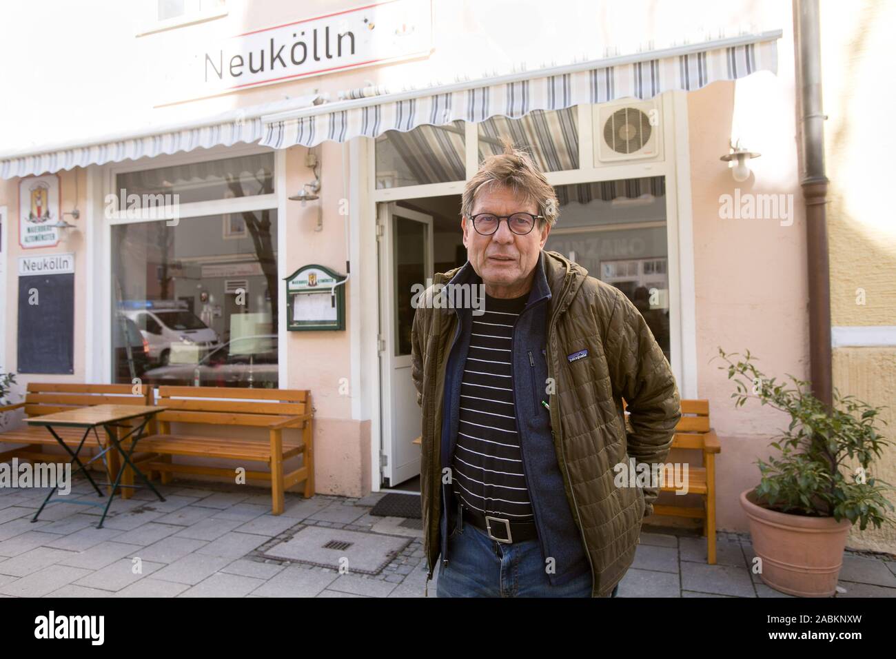 The filmmaker and pub owner Wolfgang Ettlich in front of his restaurant 'Neukölln' in Clemensstraße 82 in Schwabing, which is held in the style of a Berlin district pub. [automated translation] Stock Photo