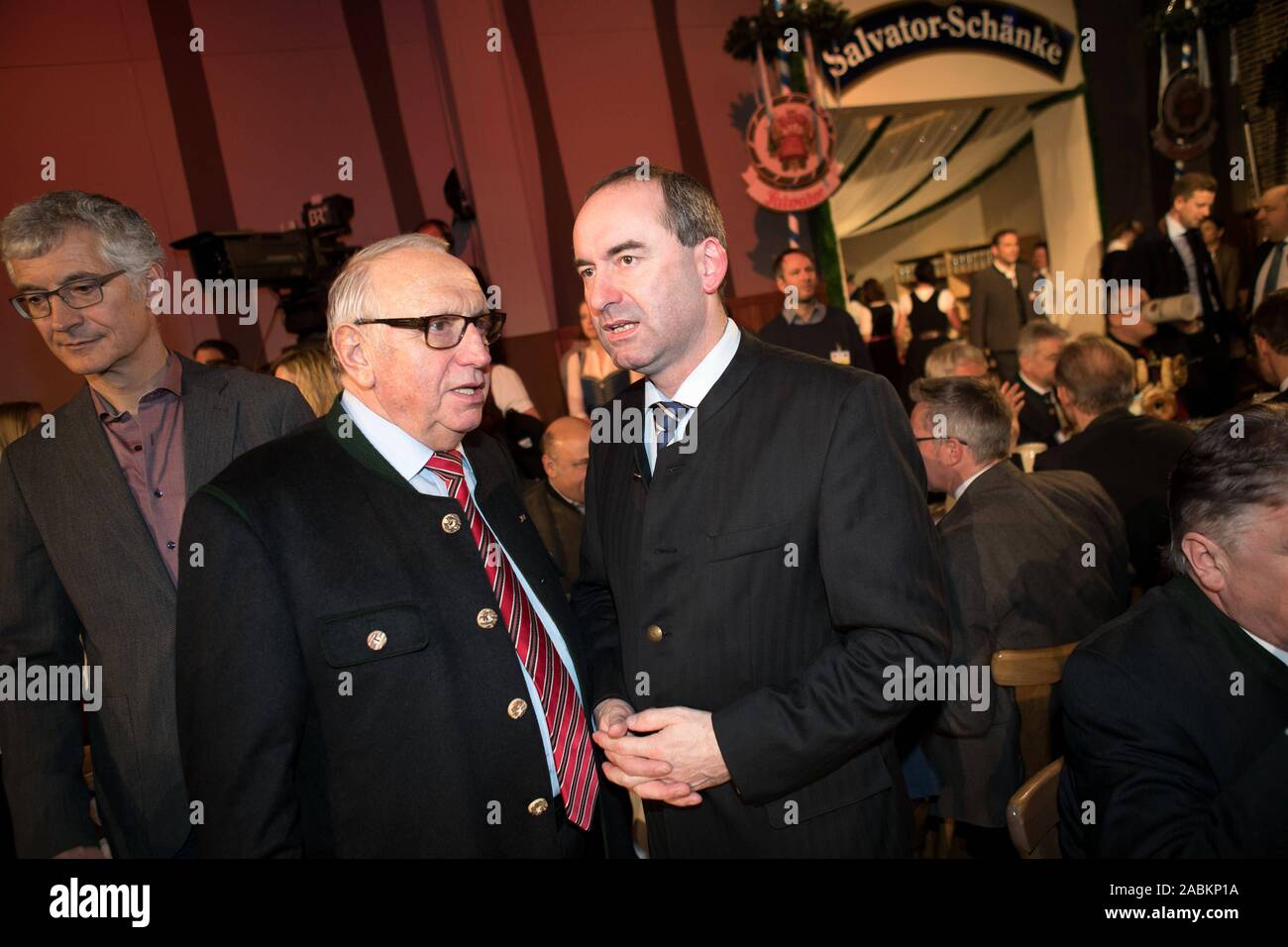 Economics Minister Hubert Aiwanger (r.) and host Toni Roiderer at the traditional strong beer tasting on Nockherberg in Munich. [automated translation] Stock Photo