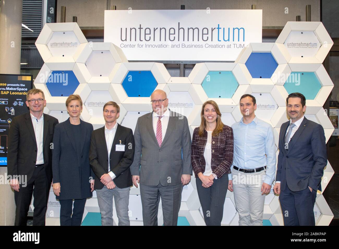 Minister of Economics Peter Altmaier meets Tech Start-Ups at TU Garching at UnternehmerTUM. On the picture from left to right: Dr. Schönenberger (CEO at UnternehmerTUM, Susanne Klatten (entrepreneur), Alexander Regnat (physicist at TUM), Peter Altmiaer, Miriam Haerst (Chair of Medical Technology at TUM), Adam Probst (founder and CEO of maiot) and Prof. Dr. Thomas Hofmann (food chemist at TUM) [automated translation] Stock Photo