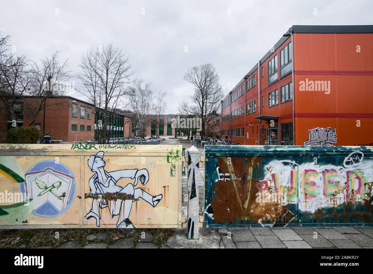School container (r.) at the Erasmus-Grasser-Gymnasium (l.) in Fürstenriederstraße 159, in the background the Ludwigsgymnasium. [automated translation] Stock Photo