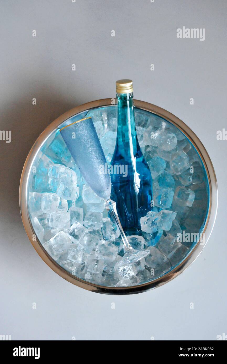 Download Water Cooler Bottle High Resolution Stock Photography And Images Alamy Yellowimages Mockups