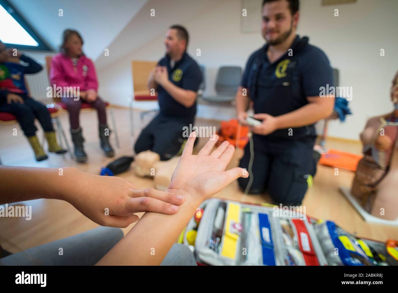 A child measures his wrist pulse. During the day with the mayor, the Harthaus fire brigade demonstrates the work of the First Responder. [automated translation] Stock Photo