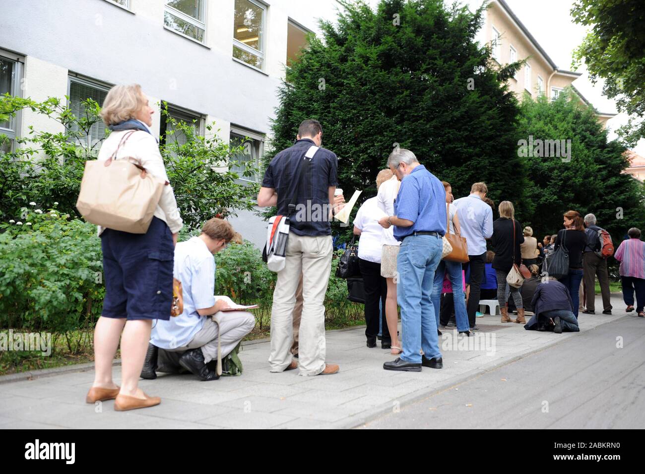 A long queue of housing seekers stands in the morning at 8.30 o'clock before the office of the association non-profit housing association Munich 1899 registered association in the Parzivalstrasse 37 in Schwabing. The waiting non-members hope to be noted on a list of interested parties for one of the cheap apartments. [automated translation] Stock Photo