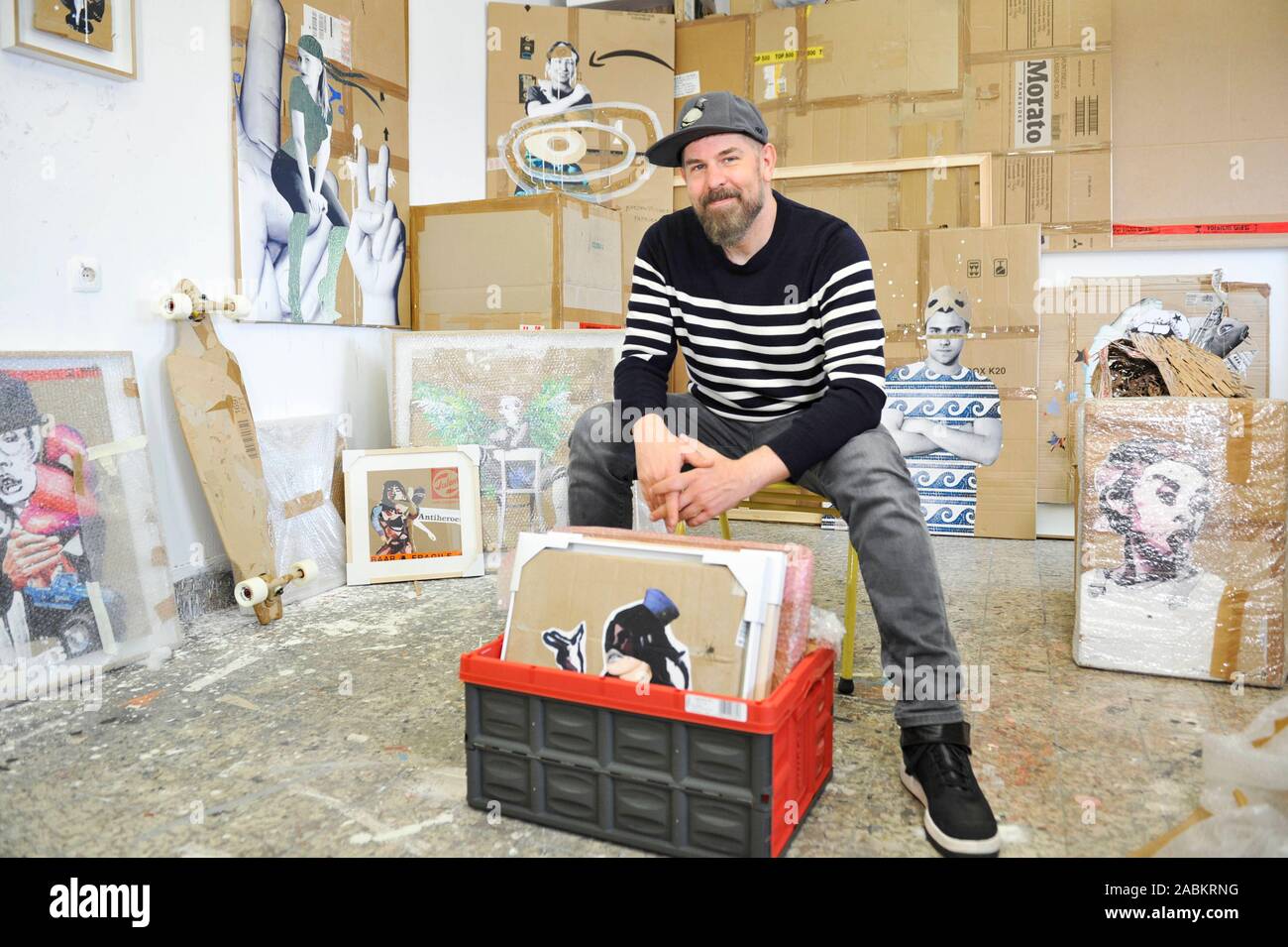 The former music video director Matthias Edlinger has given up his old profession and now makes art with cardboard boxes in his studio at Munich's Ostbahnhof. [automated translation] Stock Photo