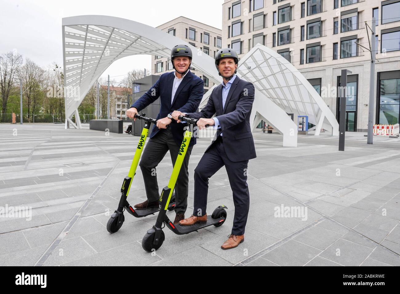 Test drive: Even before the nationwide release of e-scooters, presumably in May, in Munich's Schwabinger Tor district, the e-kick scooter provider 'hive' (part of the Mobility Joint Venture of BMW and Daimler) starts its first pilot project nationwide.  Picture: CEO of hive Tristan Torres Velat (left) and Roland Wüst, Managing Director of the Jost Hurler Group (right). [automated translation] Stock Photo