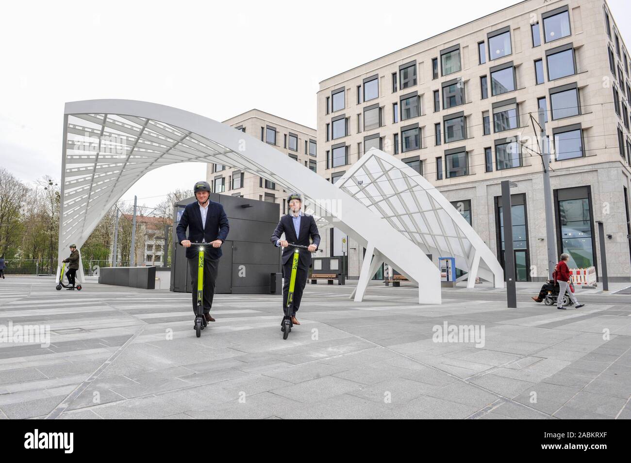 Test drive: Even before the nationwide release of e-scooters, presumably in May, in Munich's Schwabinger Tor district, the e-kick scooter provider 'hive' (part of the Mobility Joint Venture of BMW and Daimler) starts its first pilot project nationwide.  Picture: CEO of hive Tristan Torres Velat (left) and Roland Wüst, Managing Director of the Jost Hurler Group (right). [automated translation] Stock Photo