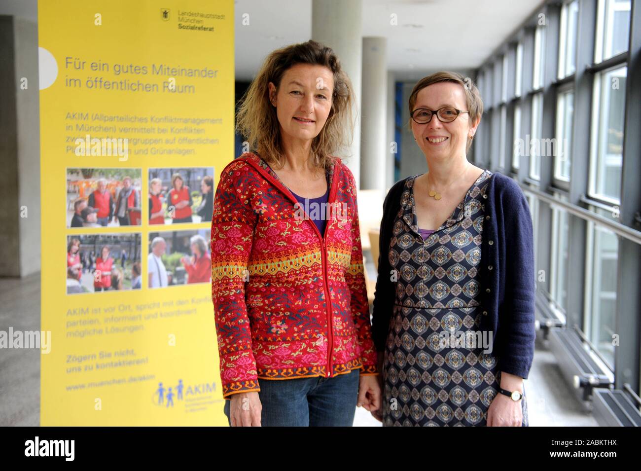 Eva Jüsten (r.) Head of the Office for Community Mediation (SteG) in the Office for Social Affairs, Housing and Migration of the City of Munich and Brigitte Gans, Head of All-Party Conflict Management in Munich (AKIM). [automated translation] Stock Photo